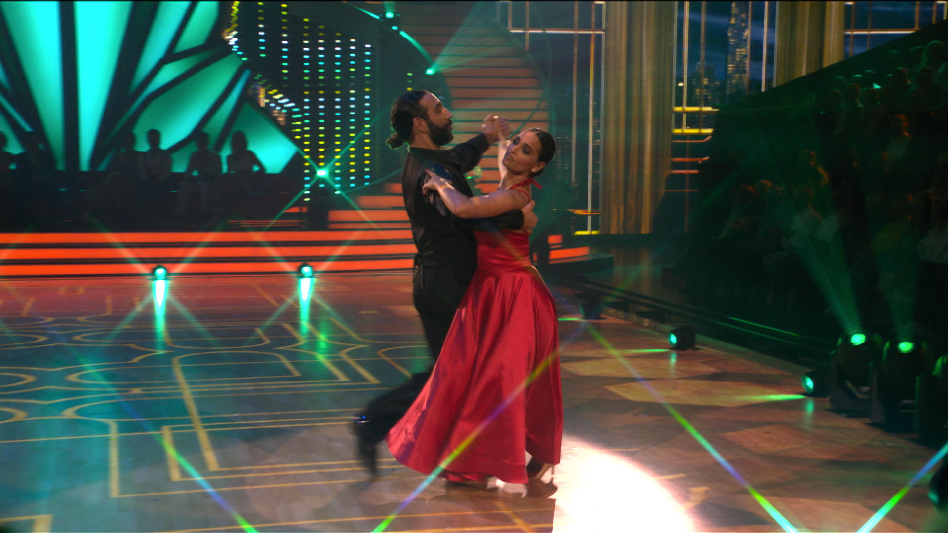 Amira und Massimo improvisieren einen Slowfox "Let's Dance"-Halbfinale