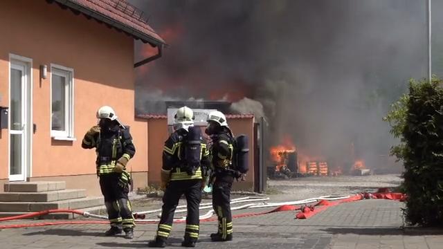 Scheune und Wohnhaus in Flammen Unkrautvernichter löst Brand aus