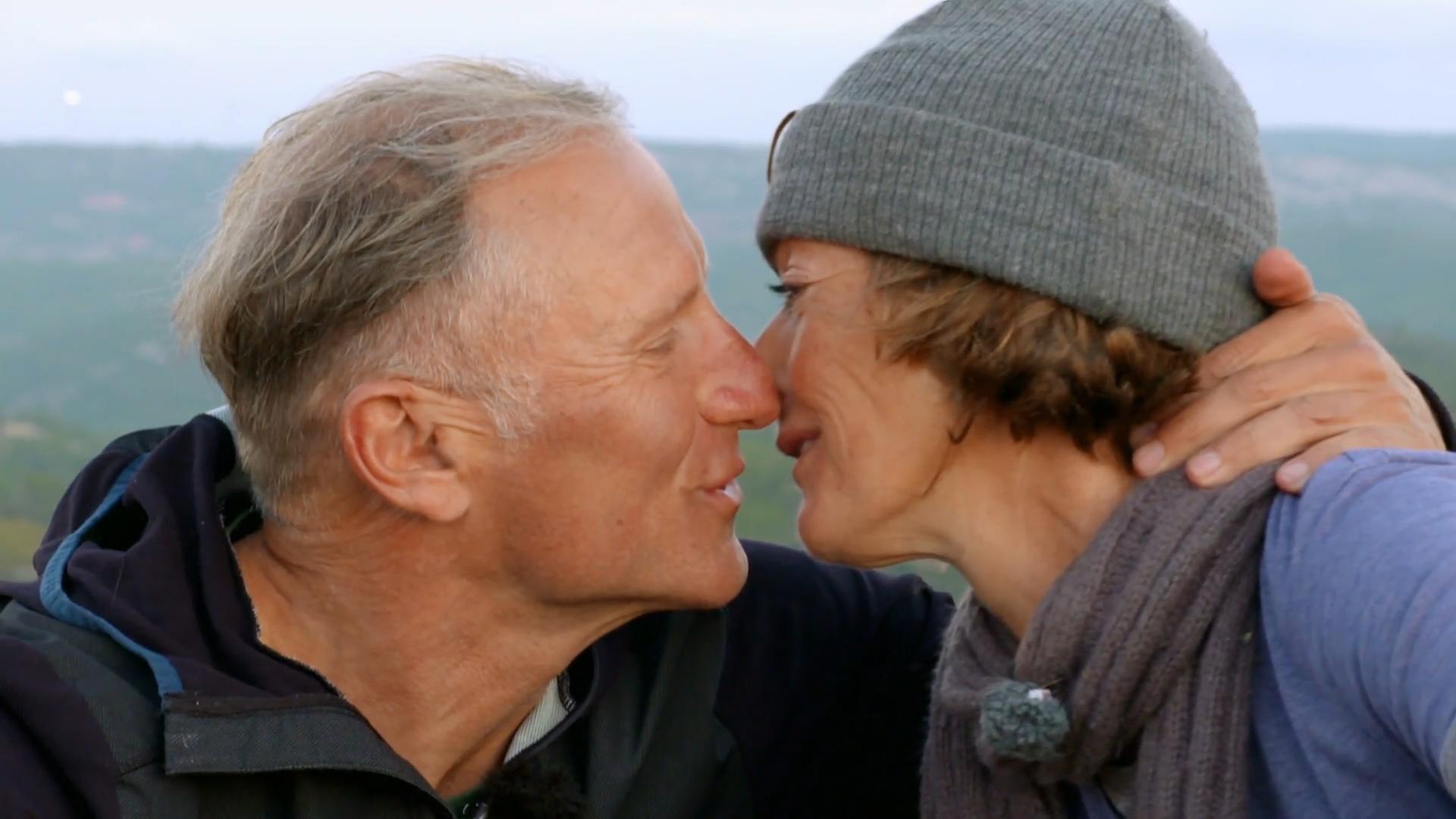 Finalmente la enóloga Rolinga recibe felizmente su primer beso en Francia