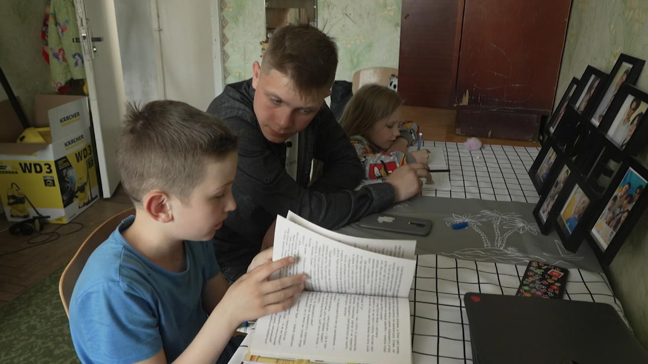 18-jähriger Viacheslav zieht seine 4 Geschwister groß Mutter stirbt bei Granatenexplosion in der Ukraine