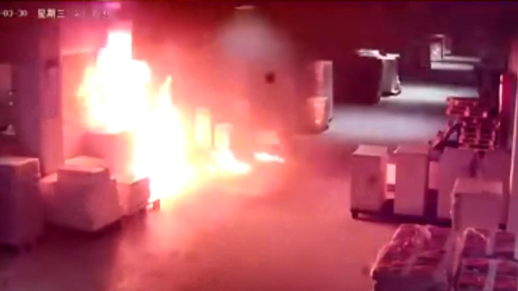Mann lässt Lagerhalle in Flammen aufgehen Aus Langweile gezündelt