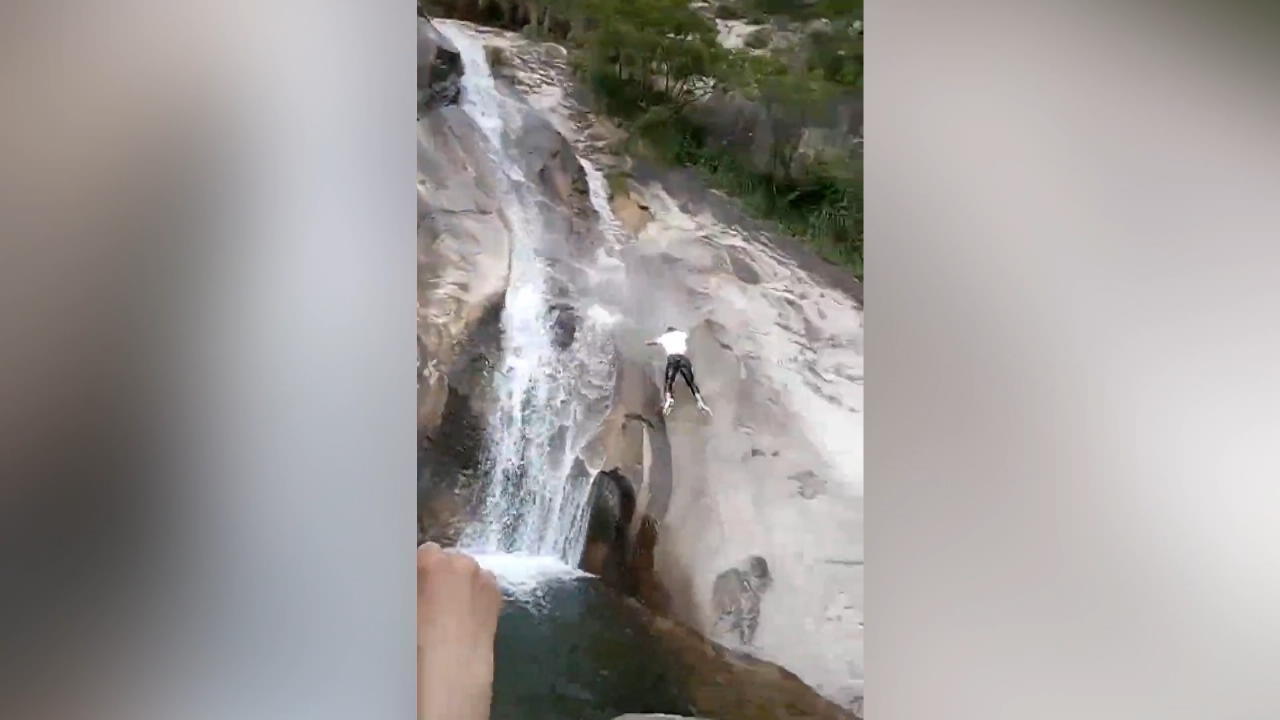 Mann stürzt Wasserfall hinunter - und überlebt! Plötzlich rutscht er aus!