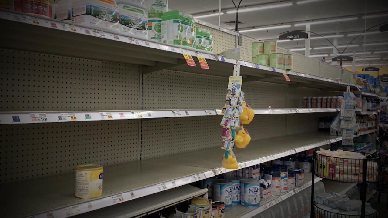 Mit Gesetz und Militärflugzeugen gegen US-Babymilch-Krise Engpässe im Supermarkt