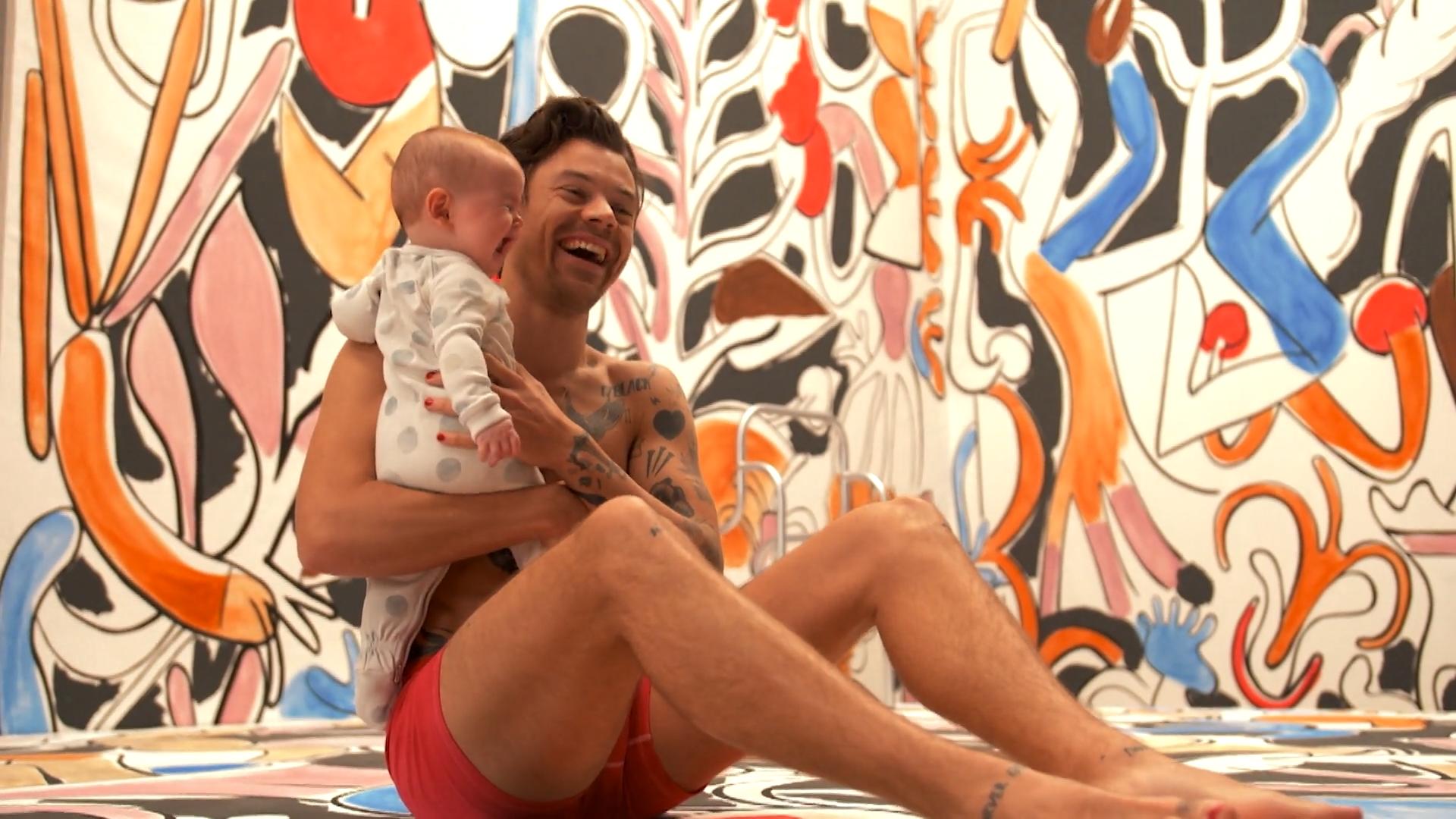 Harry Styles mit Baby auf dem Arm Promo für sein neues Album