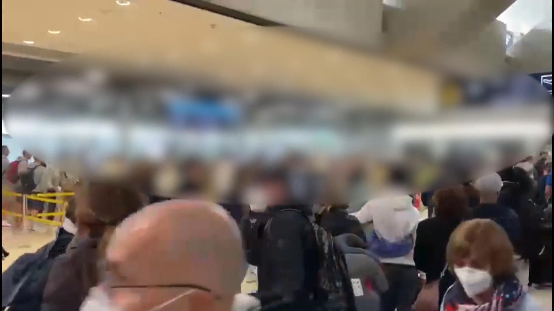 Lange Schlangen am Köln Bonner Flughafen Passagiere warten stundenlang