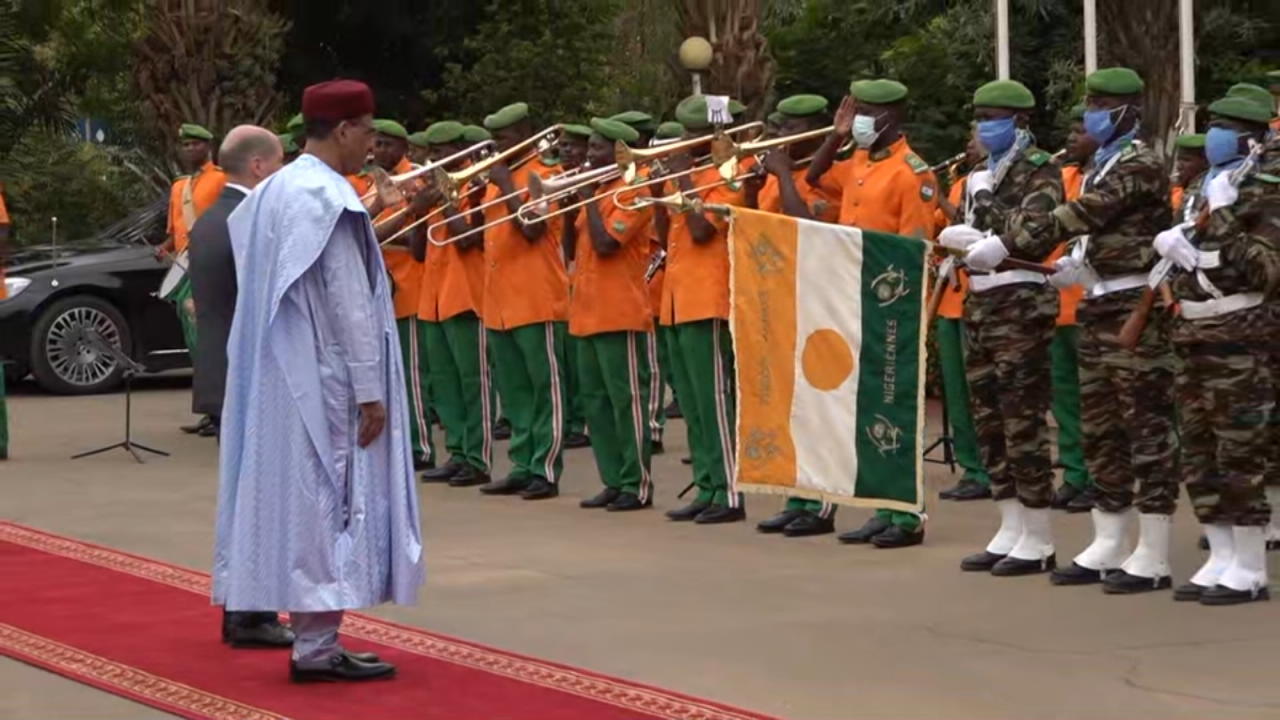 Schräger Moment bei Scholz-Reise im Niger So haben wir die Nationalhymne noch nie gehört