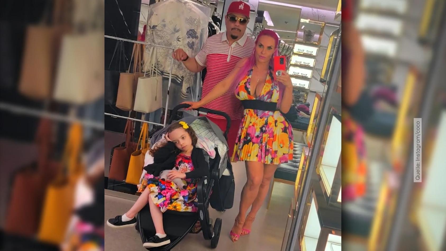 Coco Austins Tochter schmollt im Kinderwagen Chanel sichtlich genervt
