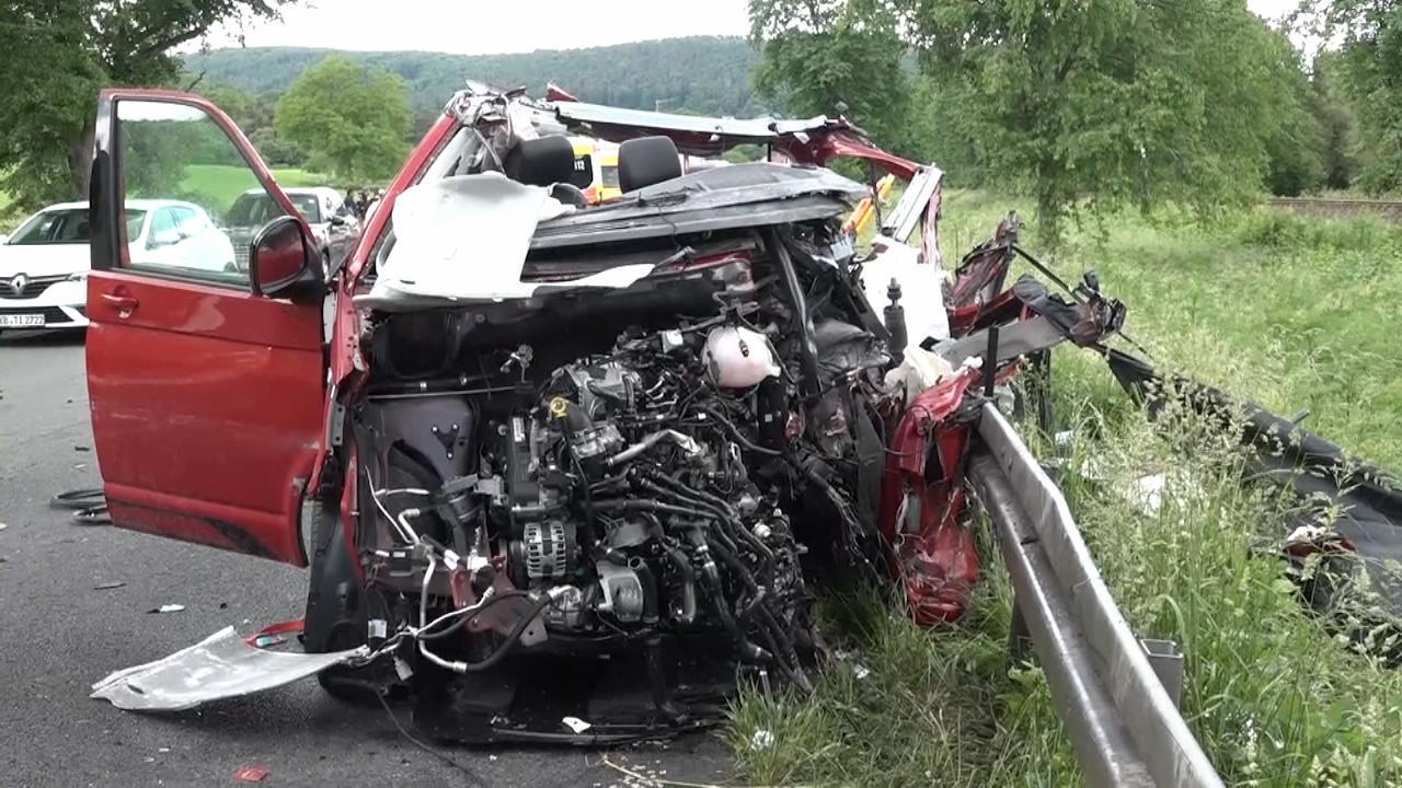 Auto crasht gegen Bus - 43 Verletzte! Horrorunfall in Unterfranken