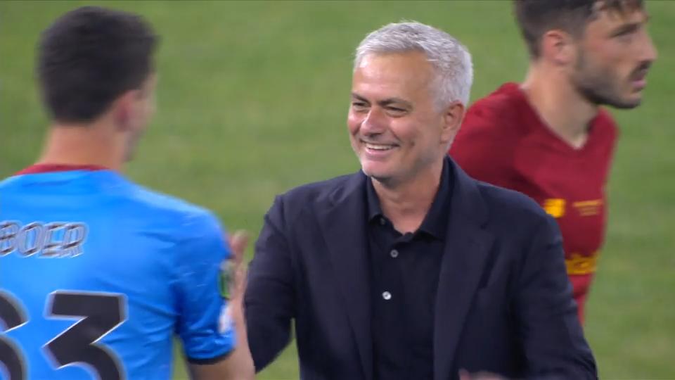 Freude pur! Mourinho herzt seine Römer Sieg in Conference League