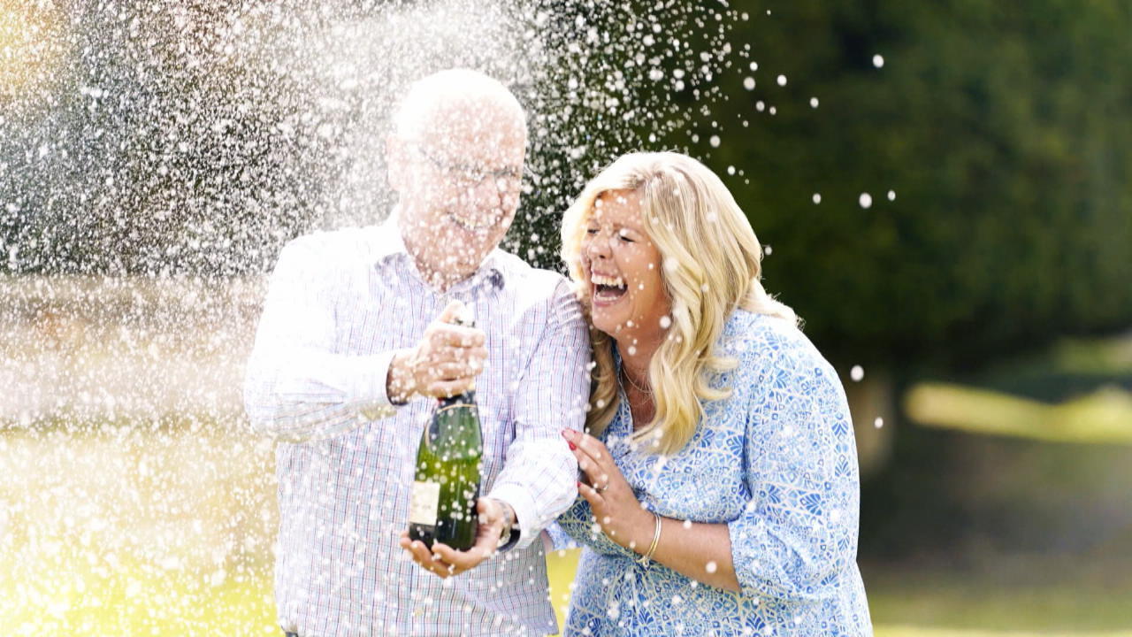 Ehepaar gewinnt 220 Millionen im Lotto Warum Ihnen alle den Jackpot so sehr gönnen!