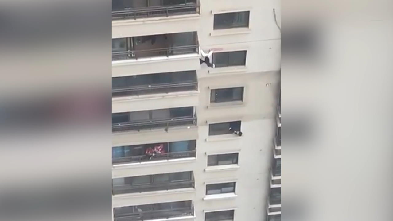 Lebensmüde Aktion: Chinese klettert Hochhaus herunter Er nennt sich selbst "Spider-Man"