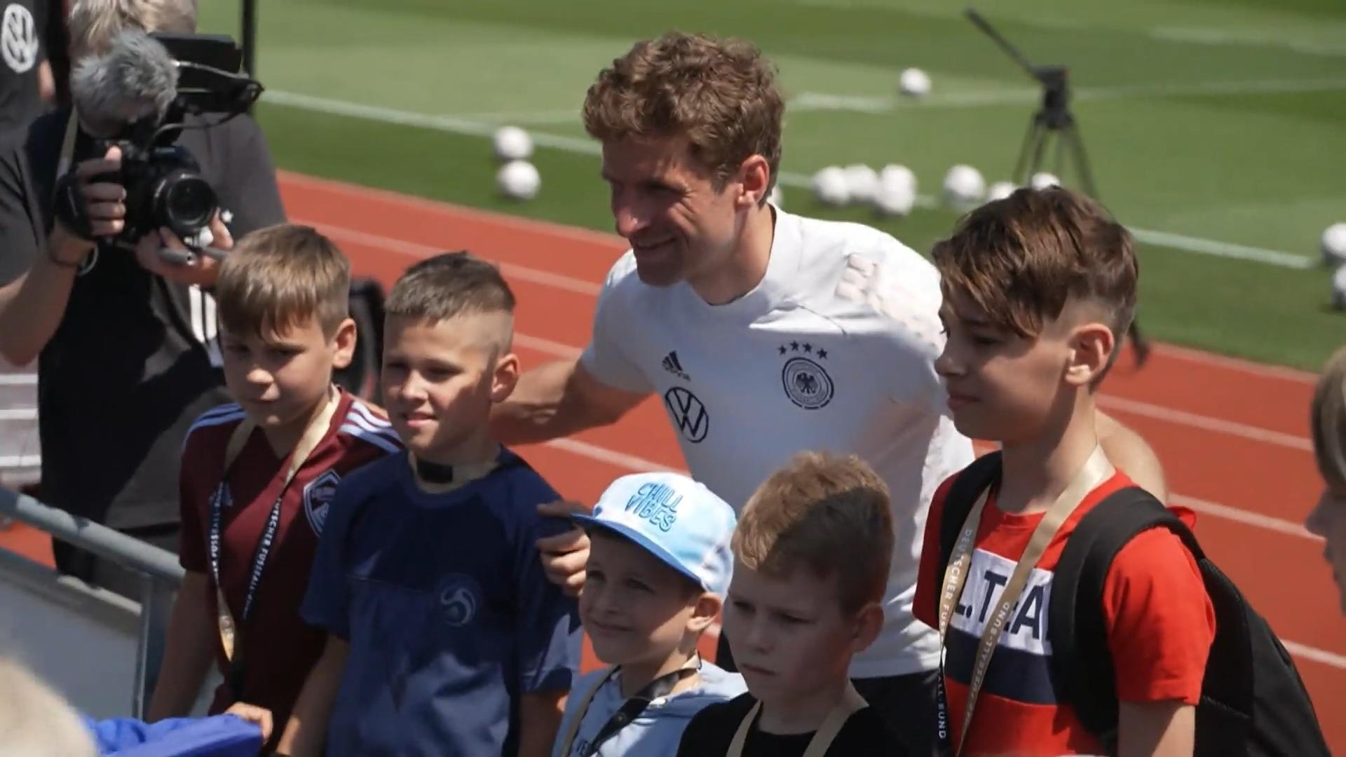 Deutsche Nationalmannschaft trifft ukrainische Kinder DFB-Überraschung