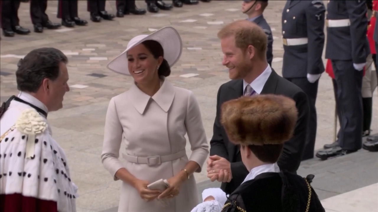 Hier steigen Harry und Meghan aus dem Auto Thronjubiläum der Queen