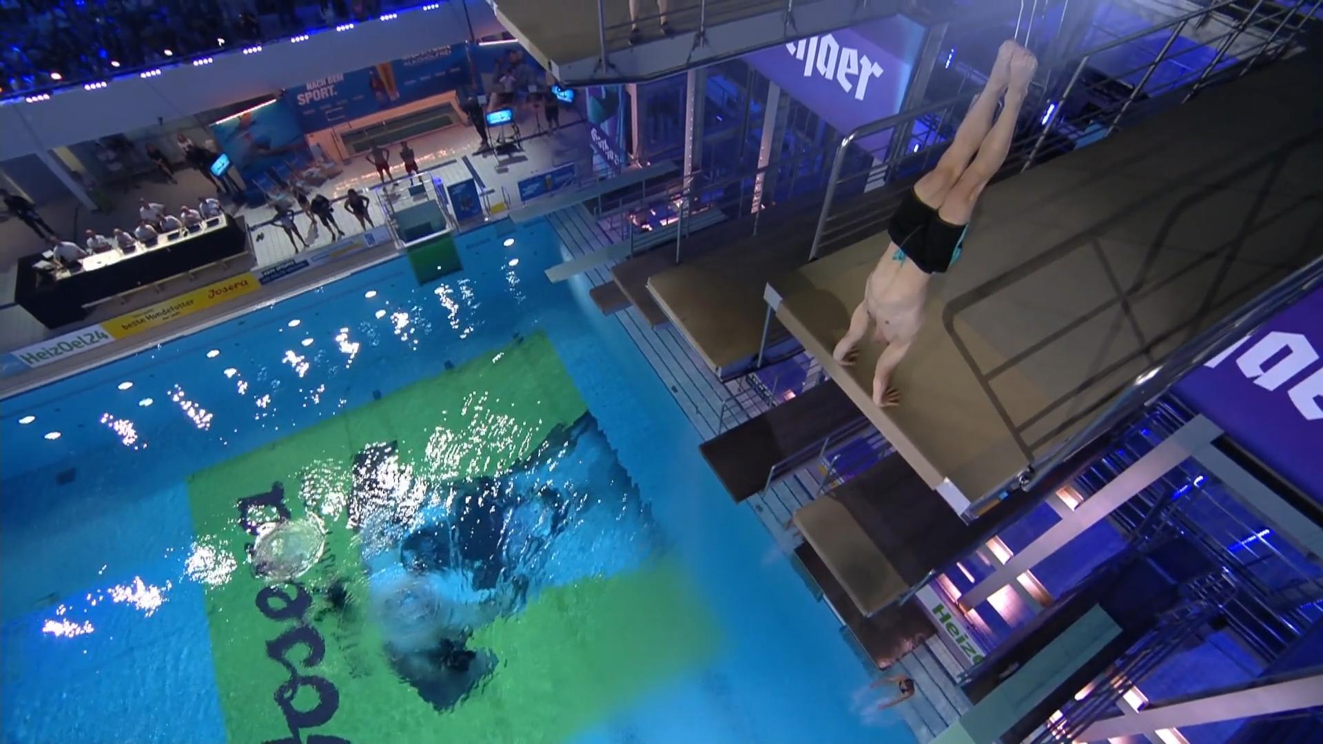 Hier springt Philpp Boy vom 10er in den Sieg "RTL Turmspringen"-Gewinner