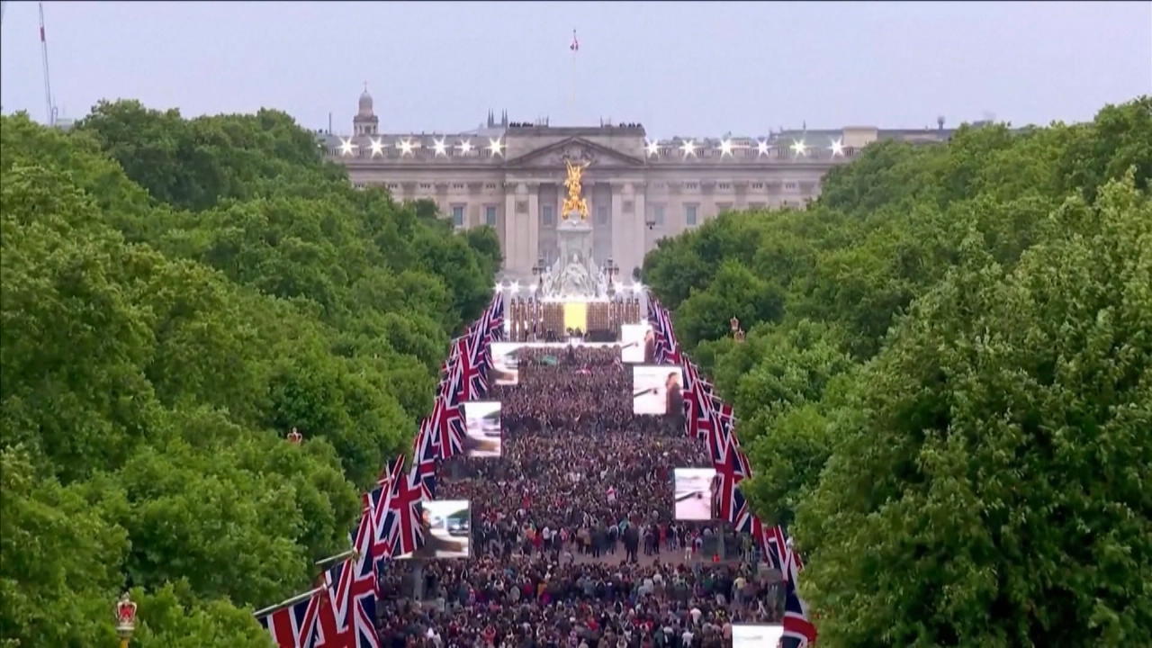 22.000 Menschen feiern am Buckingham Palace Queen singt für Queen