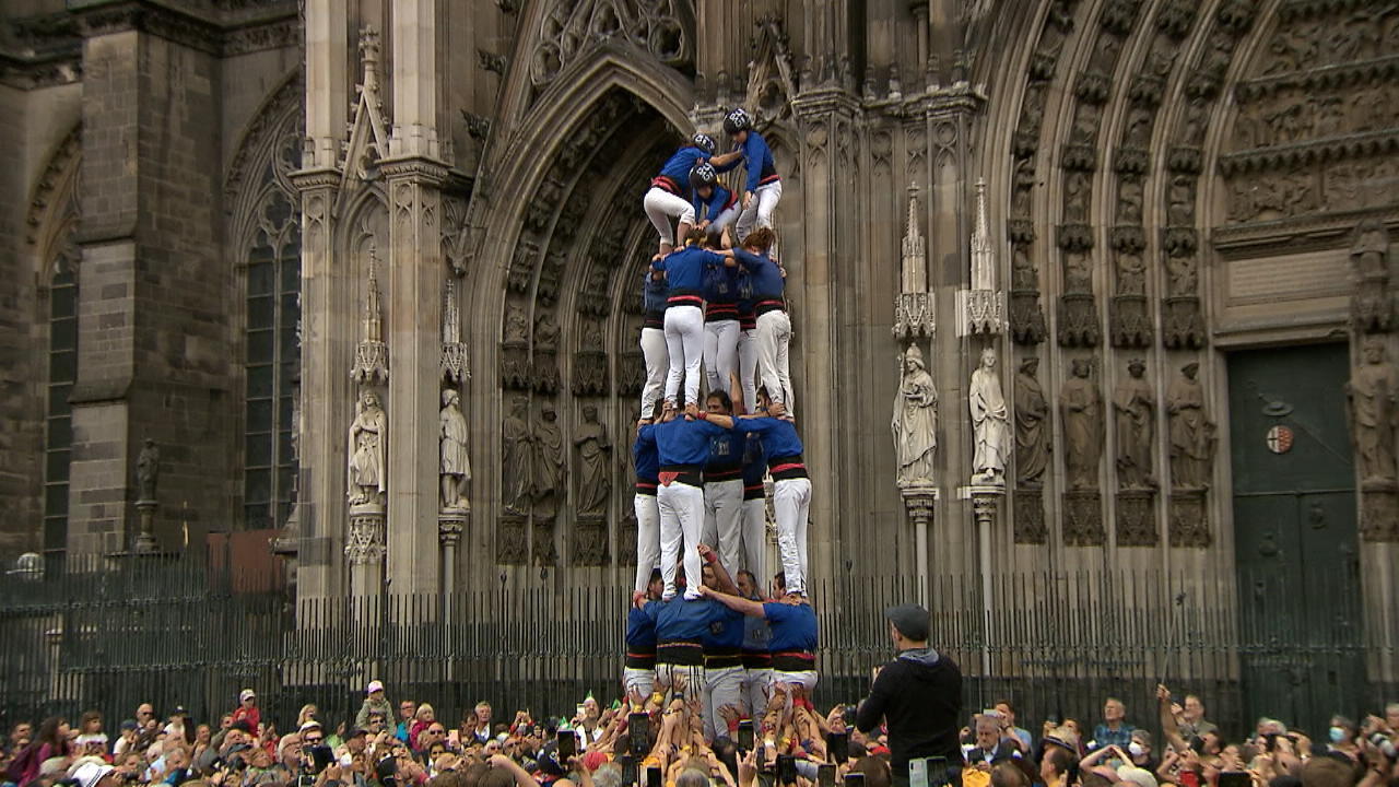 Menschen bilden Turm Aktion in Köln