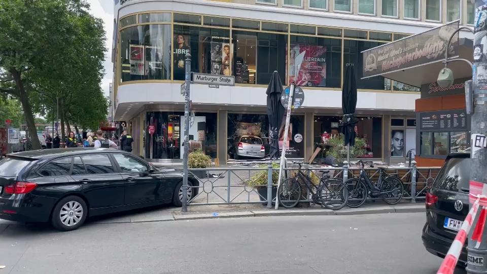 Berlin: Auto rast in Personengruppe Ein Toter, 8 Verletzte