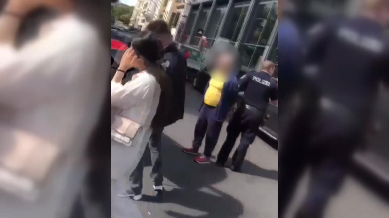 Hier nimmt die Polizei den Fahrer (29) fest Berlin: Auto rast in Menschenmenge
