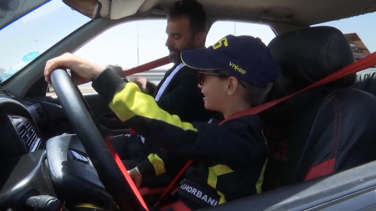 7-Jährige will Rennfahrerin werden und übt mit Papas Peugeot Die kleine Raha auf der Überholspur