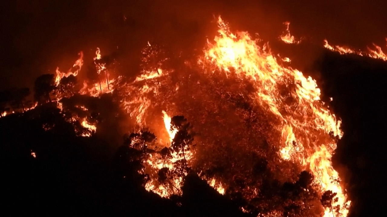 3000 Menschen fliehen im Süden Spaniens vor Waldbrand Ferienregion in Flammen
