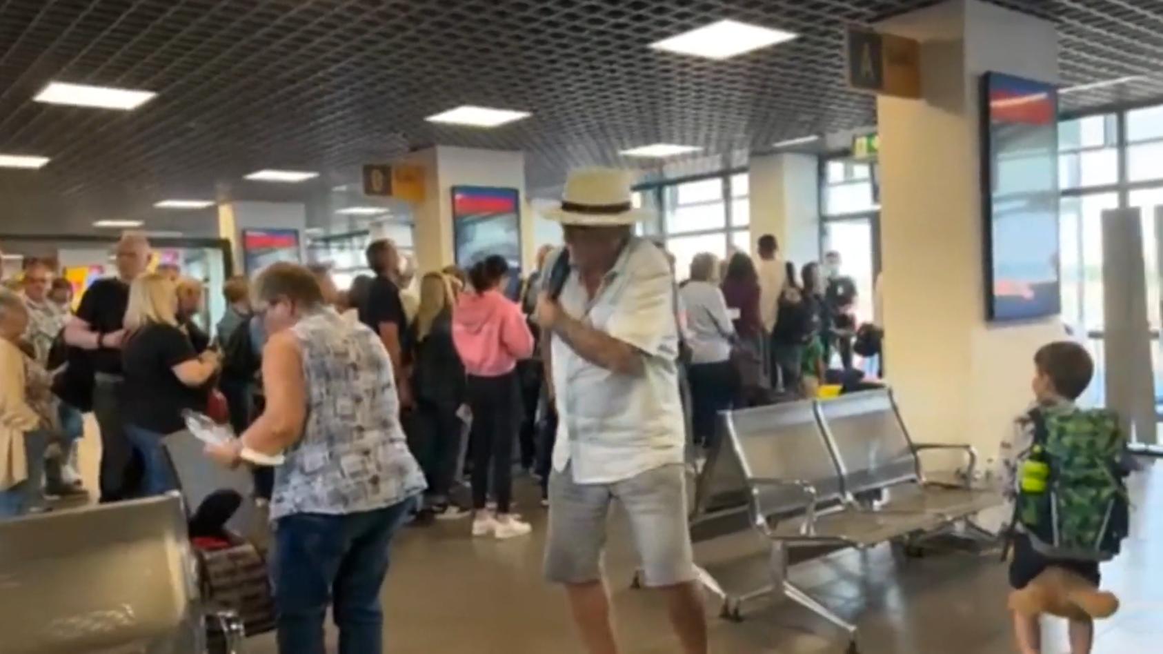 Wütende Passagiere warten 13 Stunden auf Urlaubsflug "Wer gibt mir die Zeit zurück!"