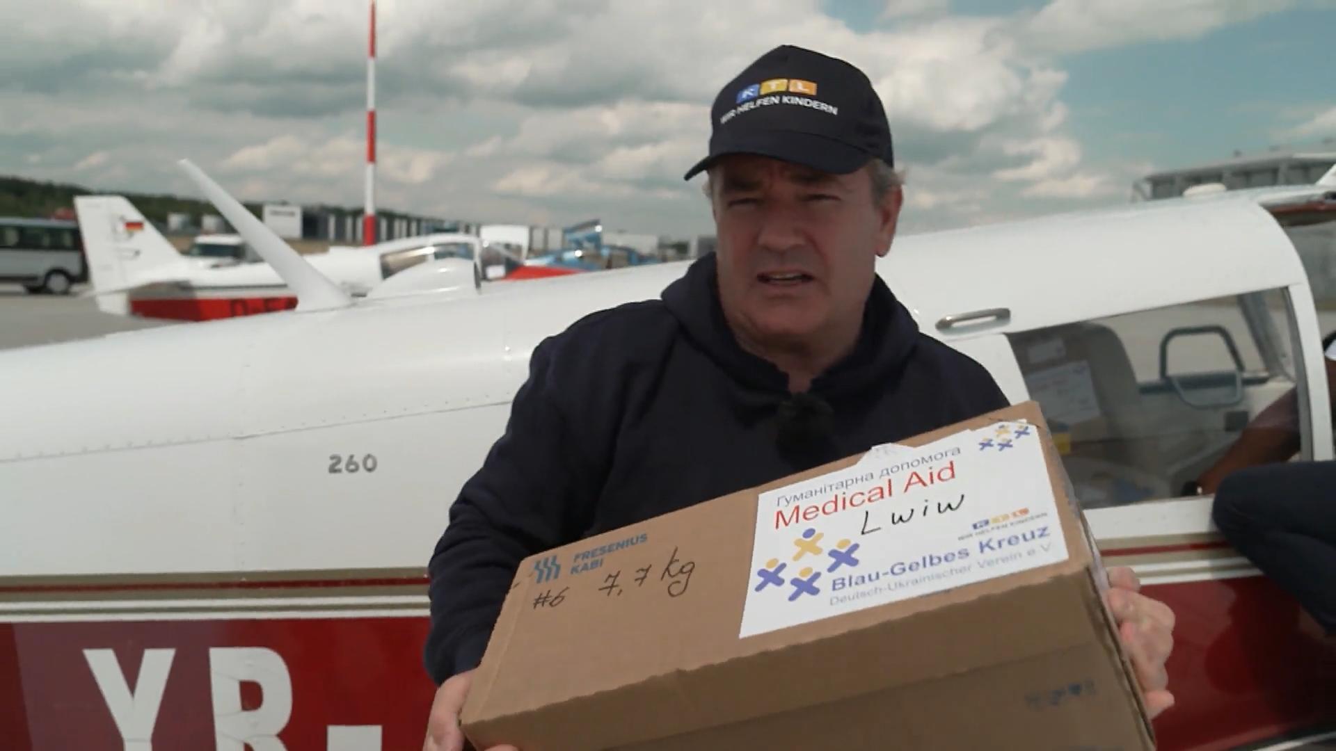 Hilfsflug mit Medikamenten und Babyboxen Kons packt an!