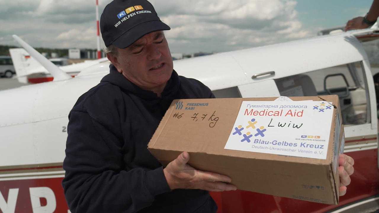 Kons packt an: Babyboxen und Medizin für die Ukraine RTL - Wir helfen Kindern