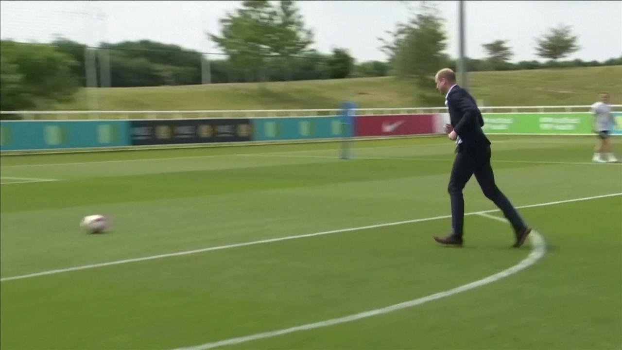 Prinz William kickt in Anzug und den falschen Schuhen Besuch der Nationalmannschaft
