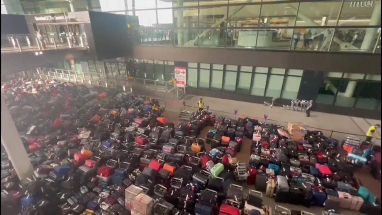 Riesiges Koffer-Chaos am Flughafen Heathrow (London) Reisende müssen ohne Gepäck fliegen