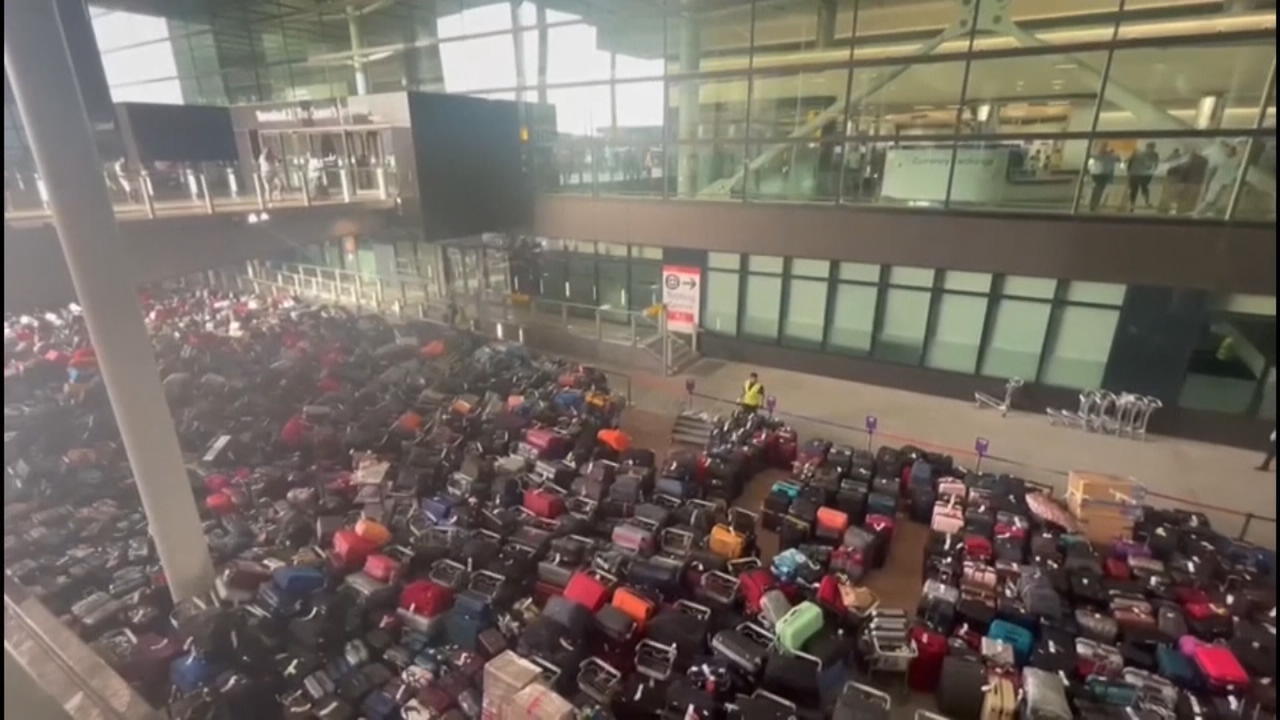 Totales Chaos! Koffer-Lawine überrollt Hamburger Flughafen Und die Ferien haben noch nicht einmal begonnen