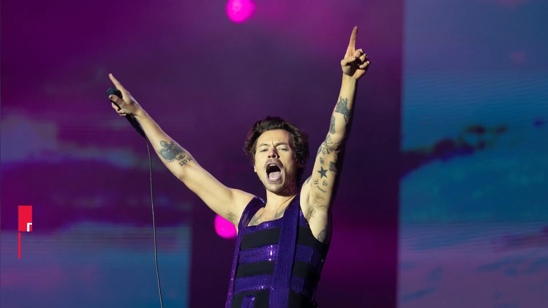 Harry Styles helps fans get out live on stage