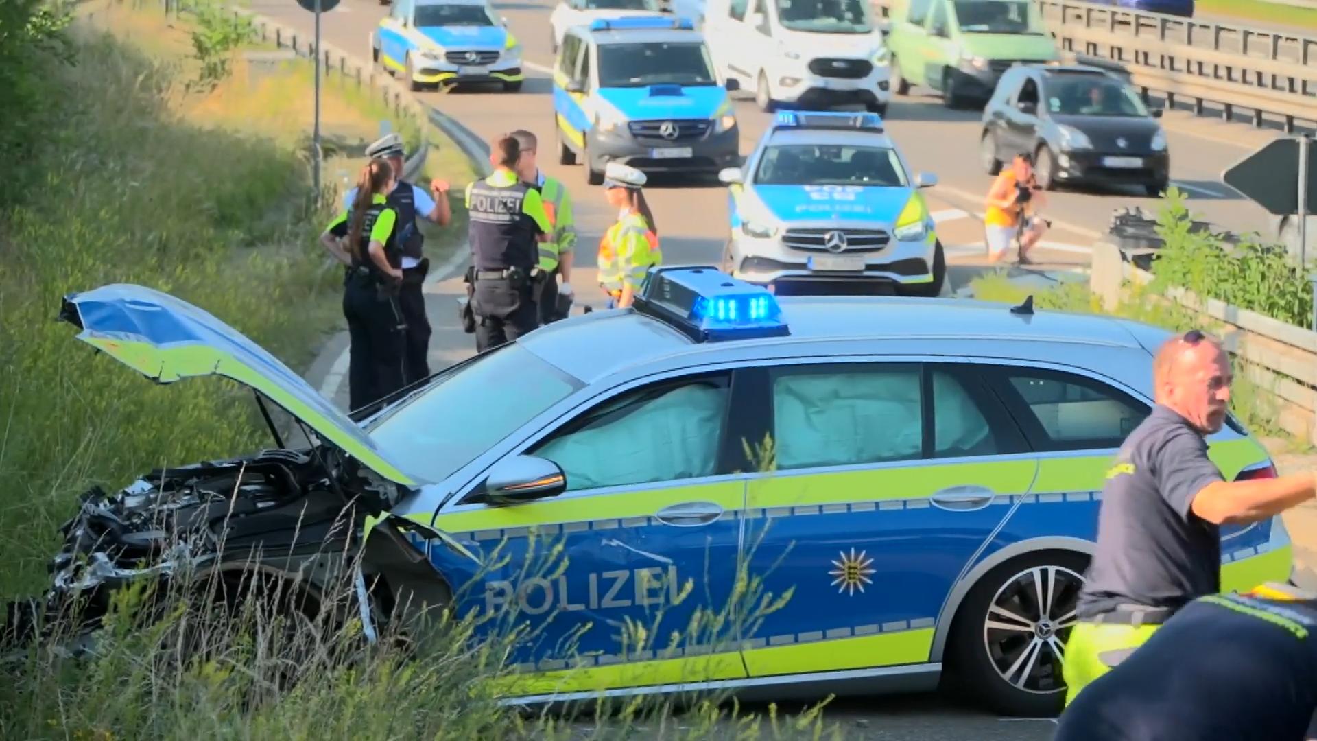 Mobil polisi jatuh dalam mengejar kecelakaan B2 di Stuttgart