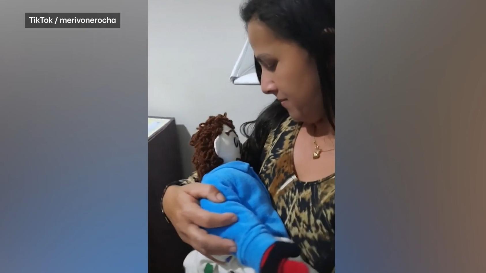 Brasilianerin hat ein Kind mit ihrer Sexpuppe "Liebe auf den ersten Blick"