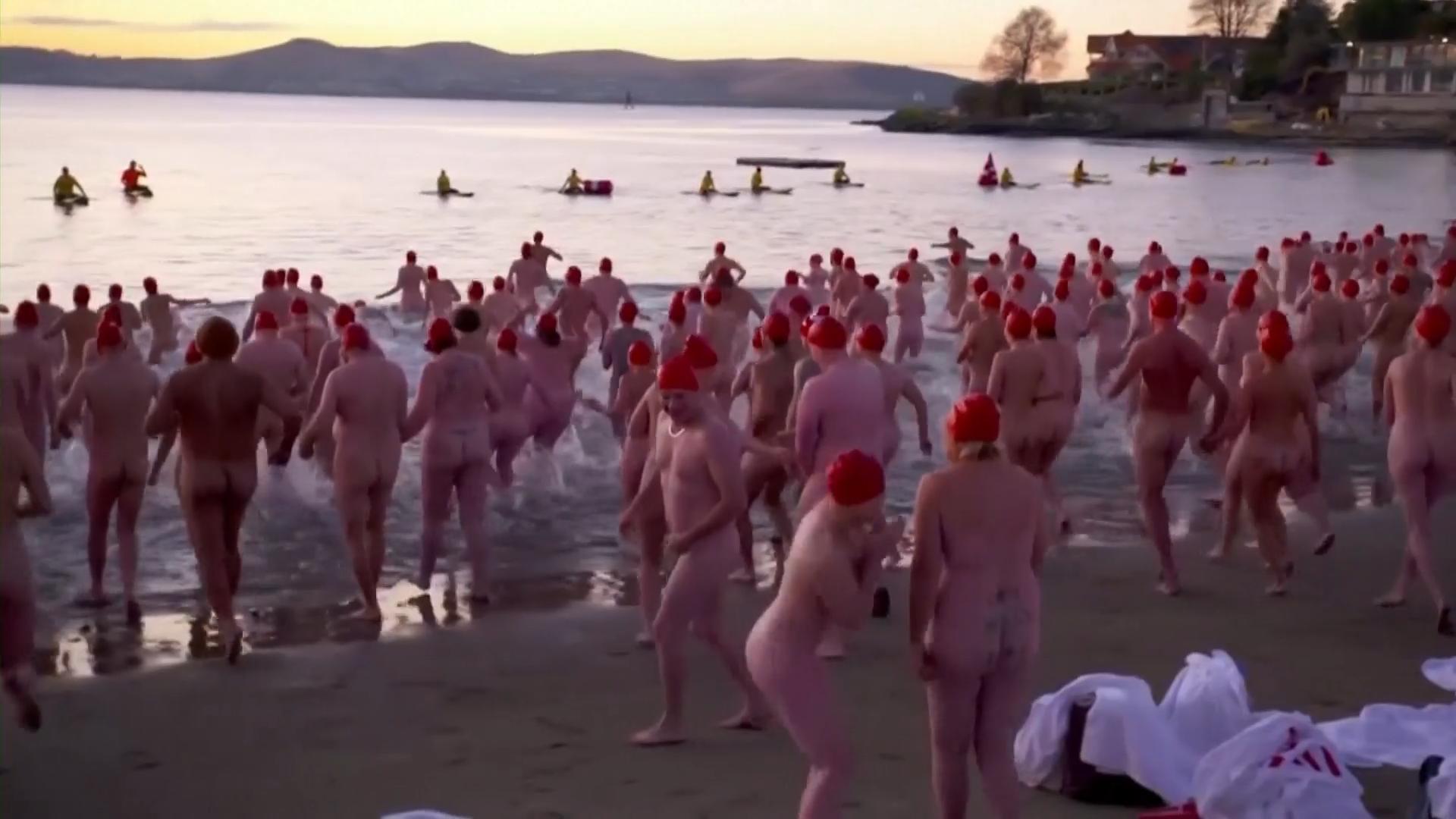 Tausende Nacktschwimmer stürmen ins Wasser Australier feiern