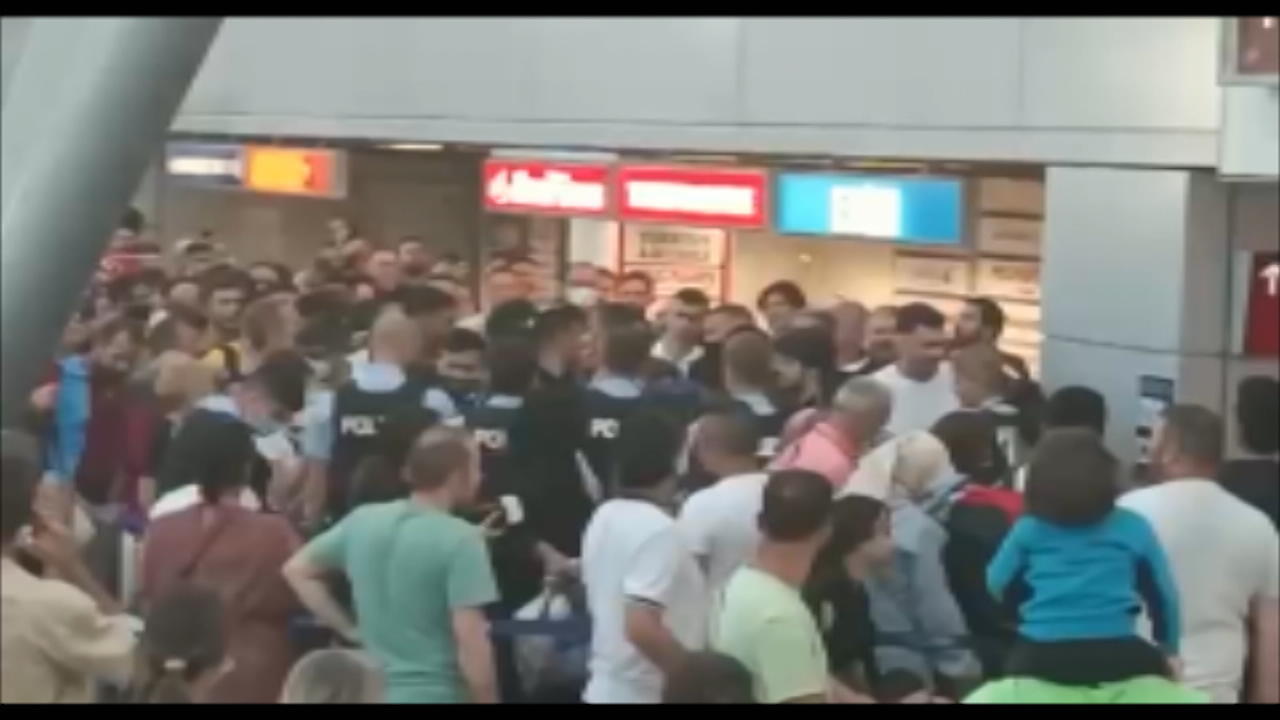 Das Chaos am Flughafen Düsseldorf spitzt sich weiter zu Die Polizei muss sogar eingreifen