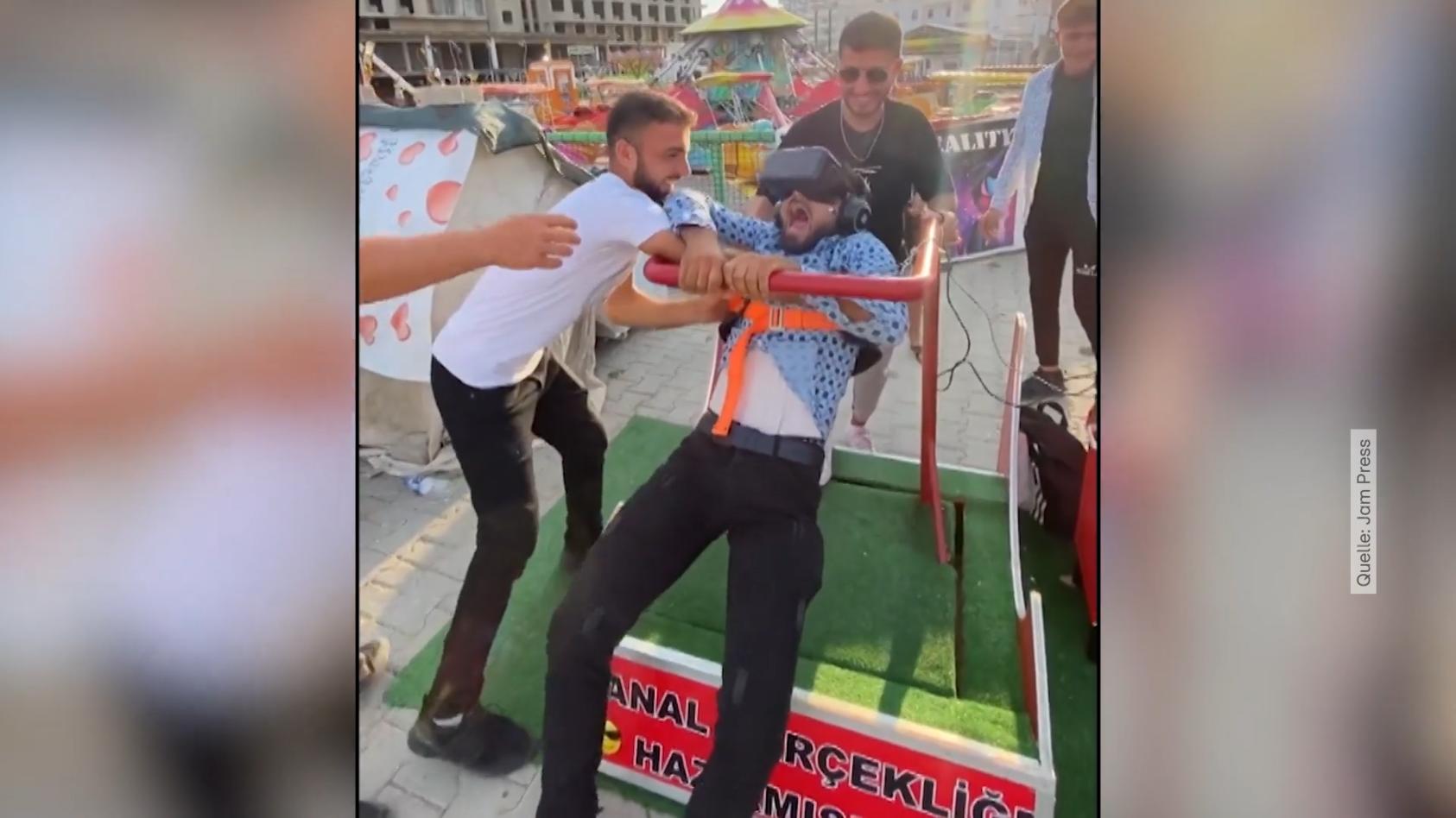 VR-Brille löst Panik-Attacke aus - völlig abgedreht! Was sieht er da bloß!
