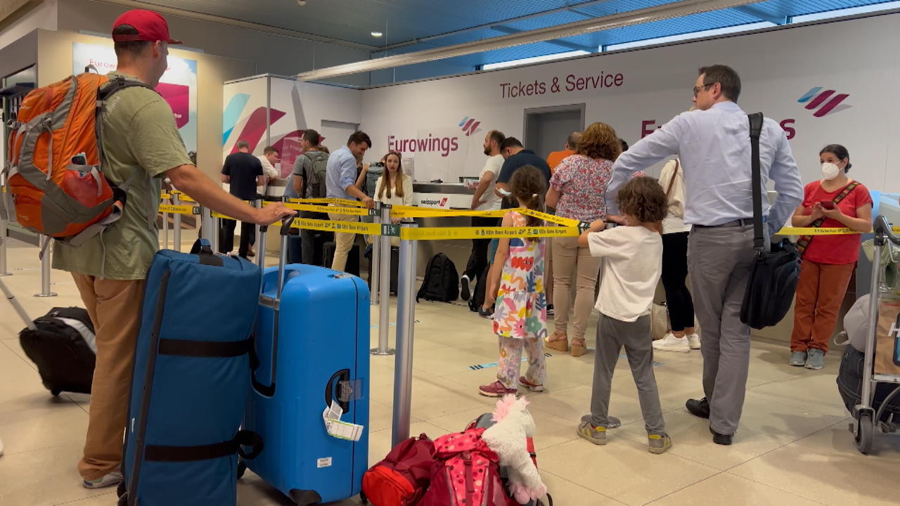 Ferienstart löst Chaos an Flughäfen aus Warteschlangen und Flug-Absagen