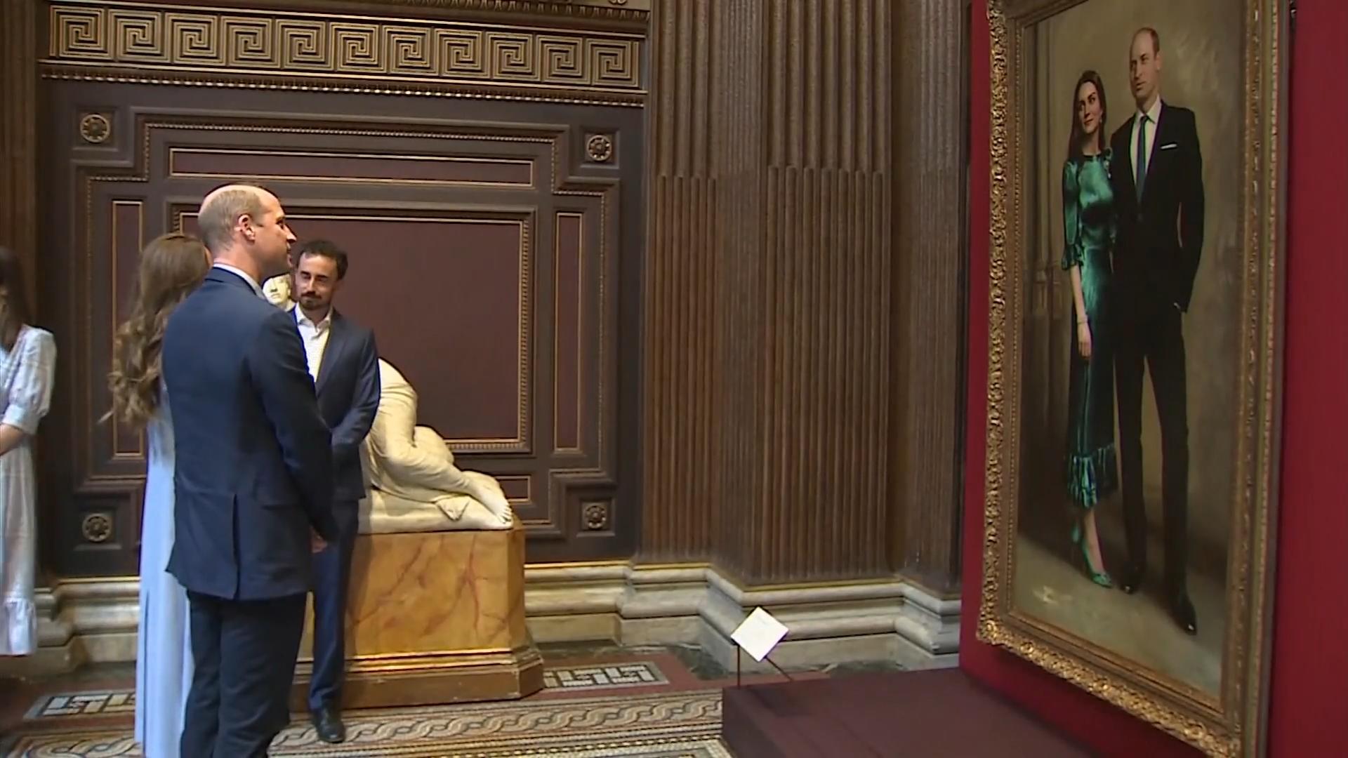 William & Kate bewundern ihr 1. gemeinsames Gemälde Royal-Paar ist beeindruckt