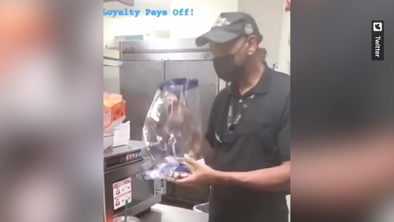 DIESES Geschenk bekommt ein Burger-King-Mitarbeiter Nach 27 Jahren Arbeit