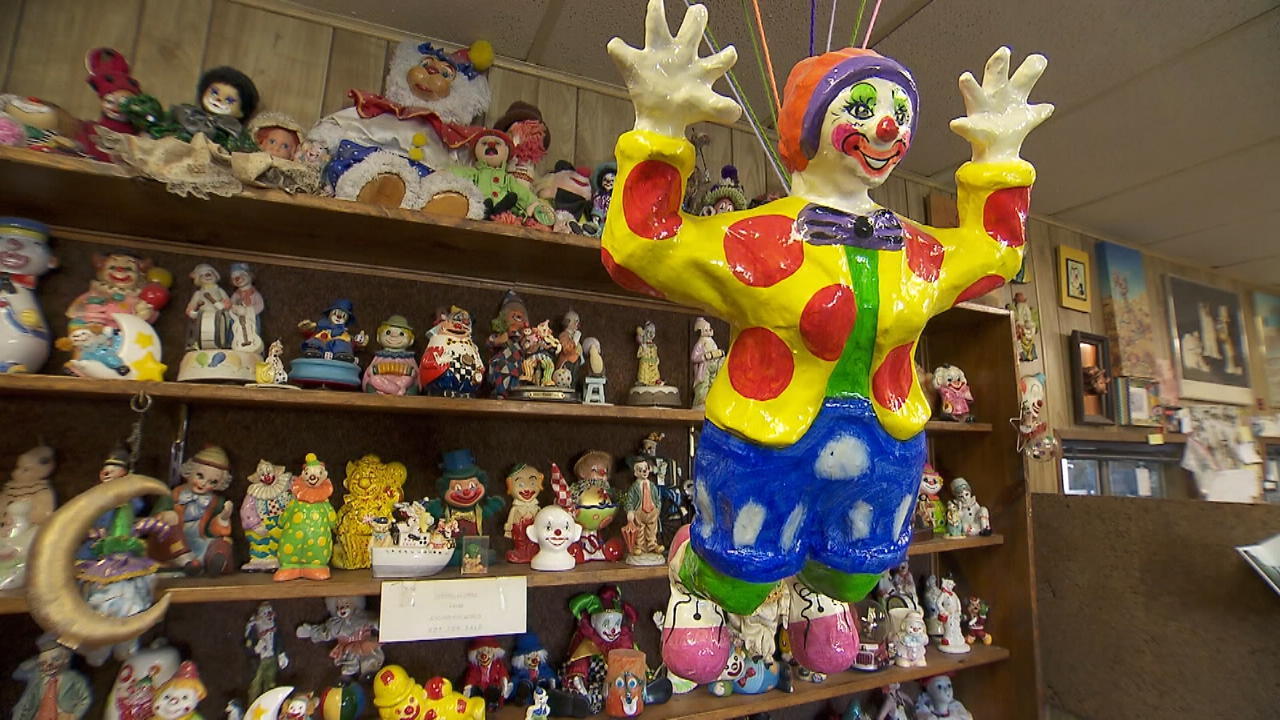 Das wohl gruseligste Hotel der Welt: Hier leben hunderte Clowns