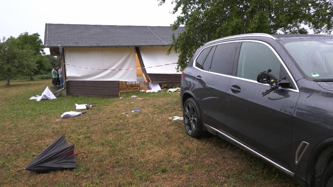 Autofahrerin rast mit SUV in Geburtstagsparty an Grillhütte Zwei Frauen in Lebensgefahr