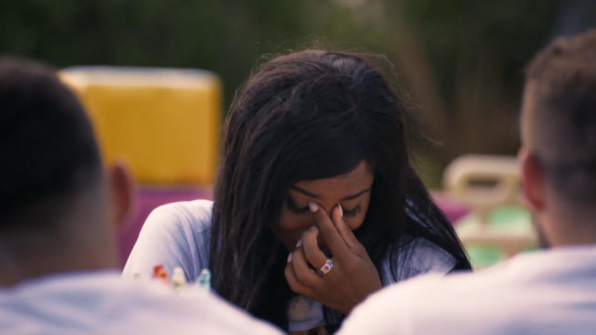Beim Gruppendate kann Sharon ihre Tränen nicht zurückhalten Die Bachelorette öffnet sich vor den Männern