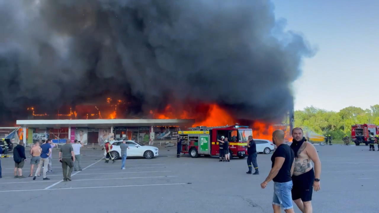 Selenskyj verurteilt Raketenangriff auf 1.000 Zivilisten Ukraine: Einkaufscenter in Flammen