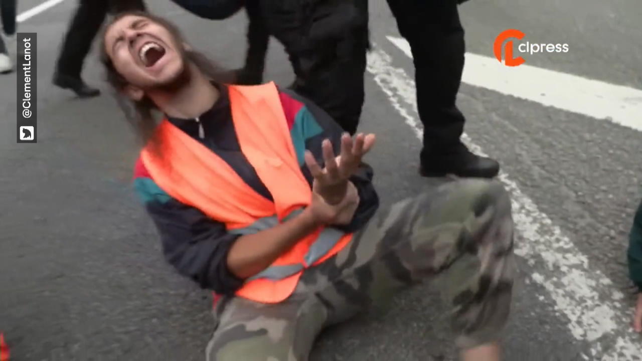 Pariser Polizei reißt festgeklebte Hände von der Straße Brutales Durchgreifen gegen Klima-Aktivsten