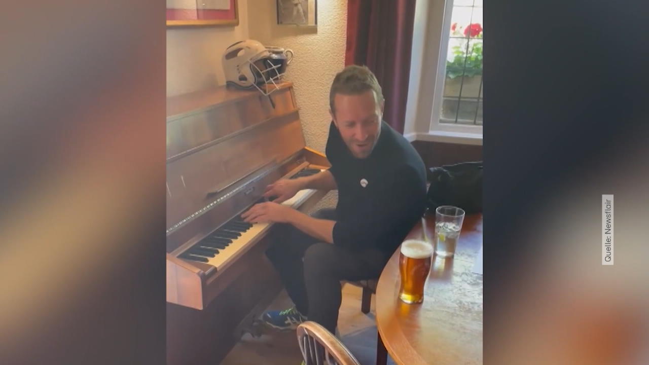 Coldplay-Sänger Chris Martin überrascht Gäste im Pub Großbritannien