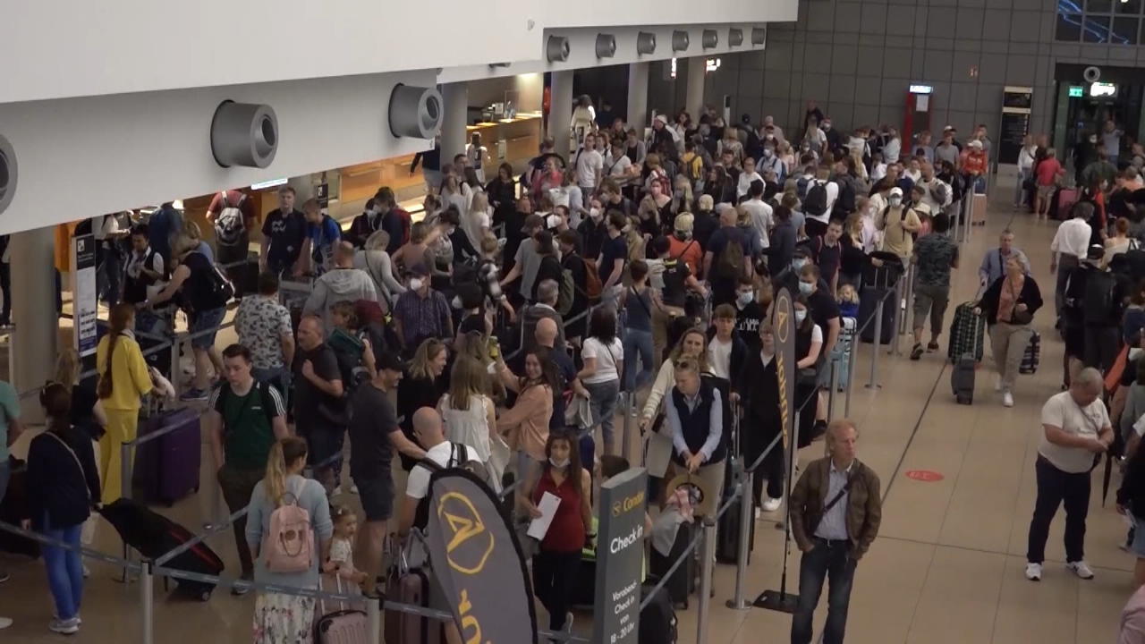 El caos de los viajes en los aeropuertos no mejora.  Cada vez más estados federales inician sus vacaciones