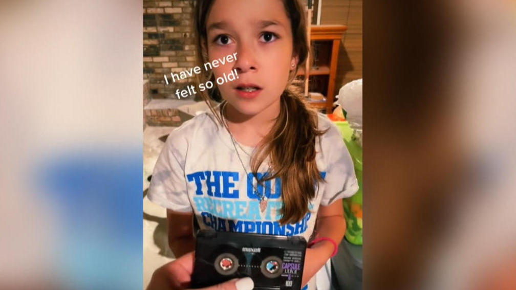 Kind sieht erstmals Musik-Kassette - Reaktion geht viral Mädchen sorgt für Lacher