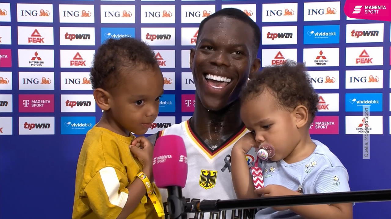 The NBA star beaming with his kids after the Schröder show