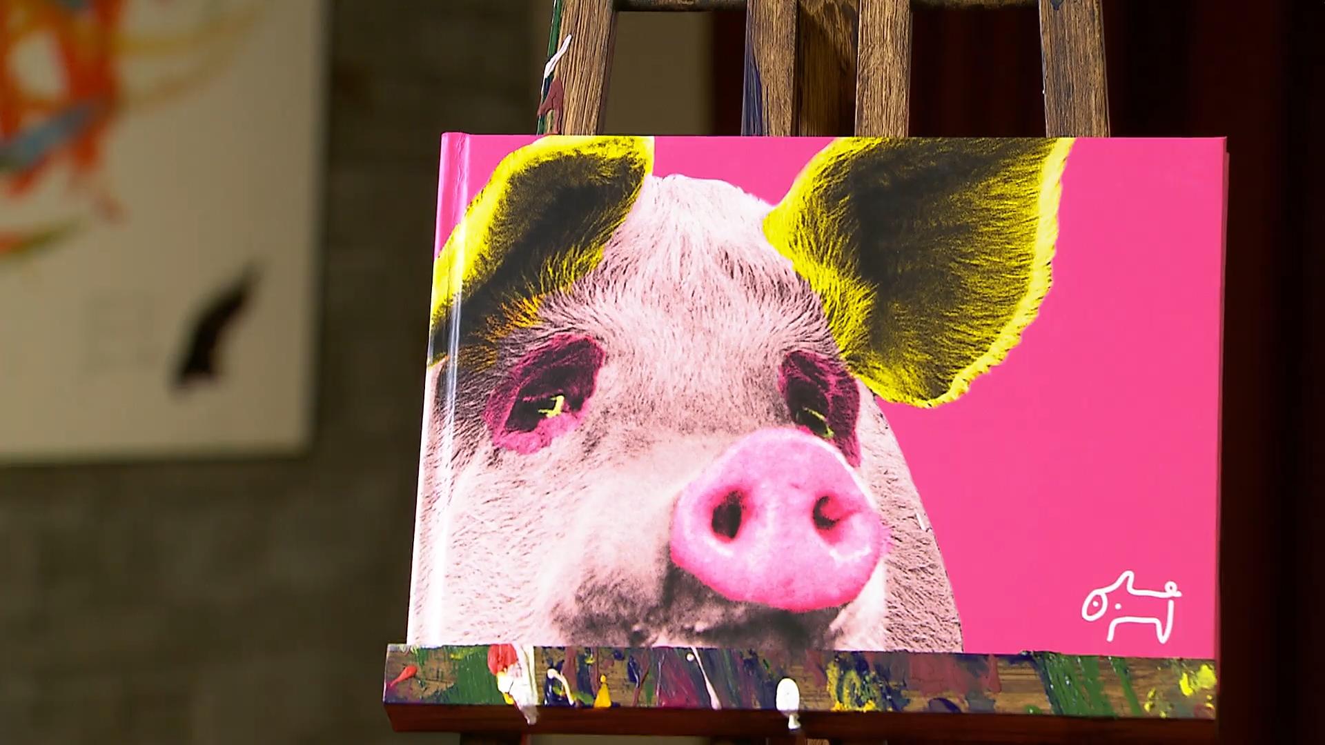 Kunstschwein Pigcasso schwingt den Pinsel Saustarke Kunst