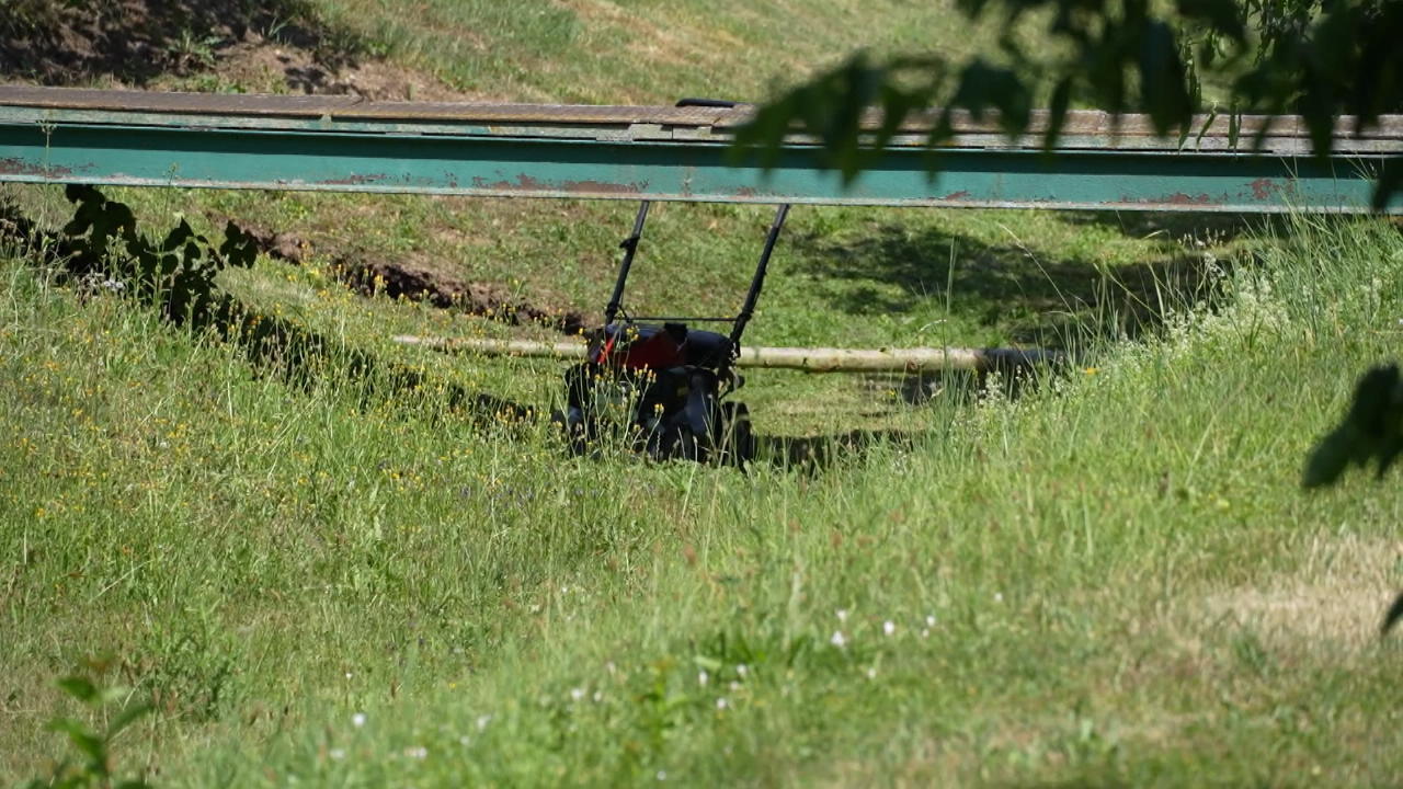 Mann fällt beim Rasenmähen in sechs Meter tiefes Loch - tot Unglück in Thüringen